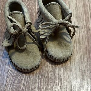 Minnetonka Kids Moccasins in Light Brown size 2like new